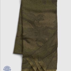 Men’s camouflage scarf